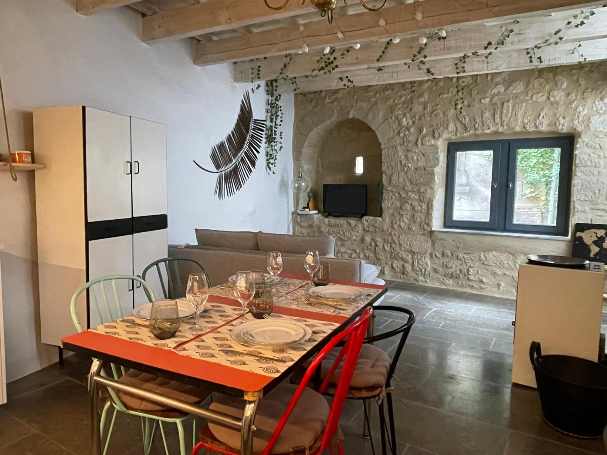 Charmante Maison De Village Collias Екстериор снимка
