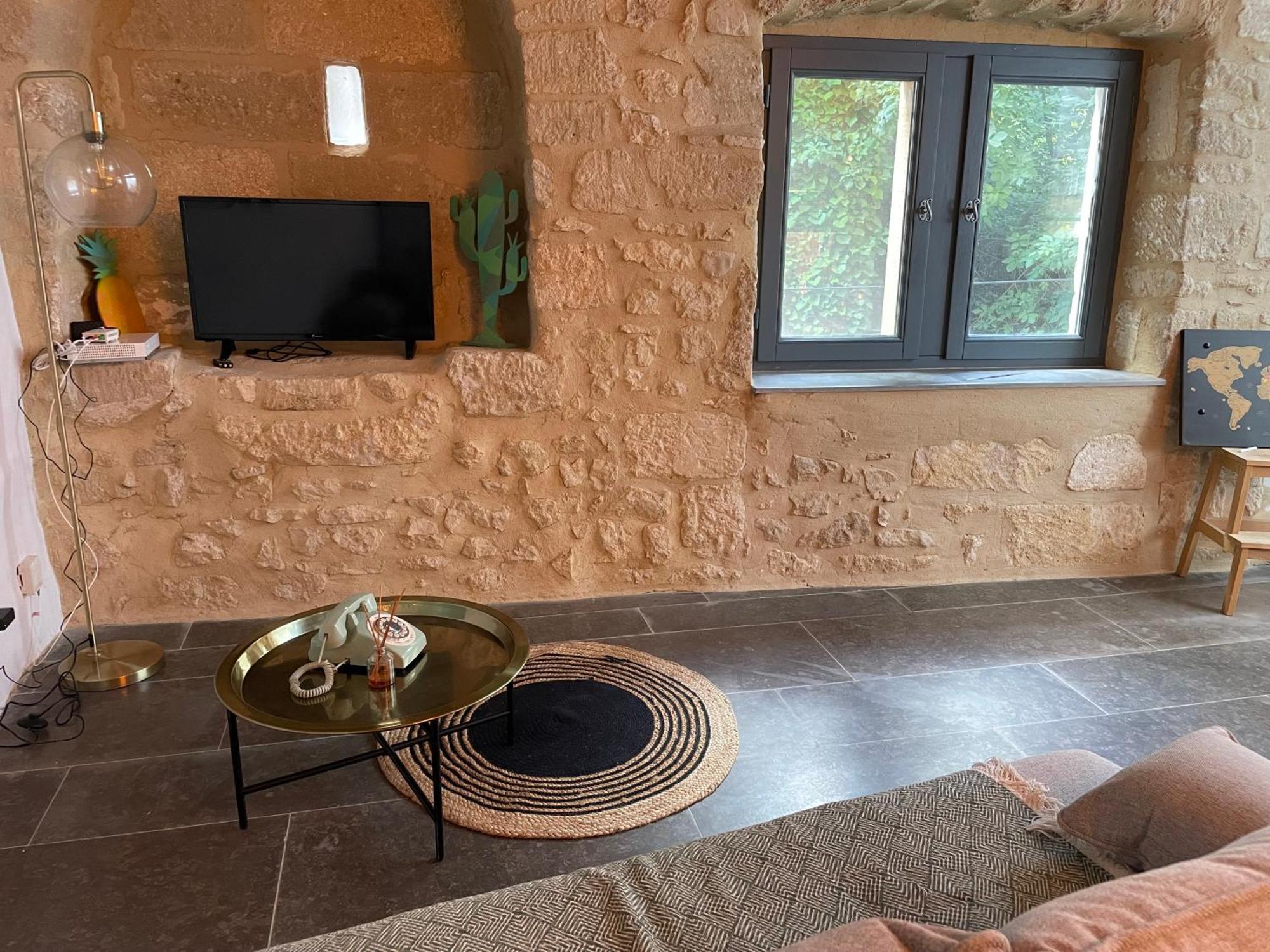 Charmante Maison De Village Collias Екстериор снимка
